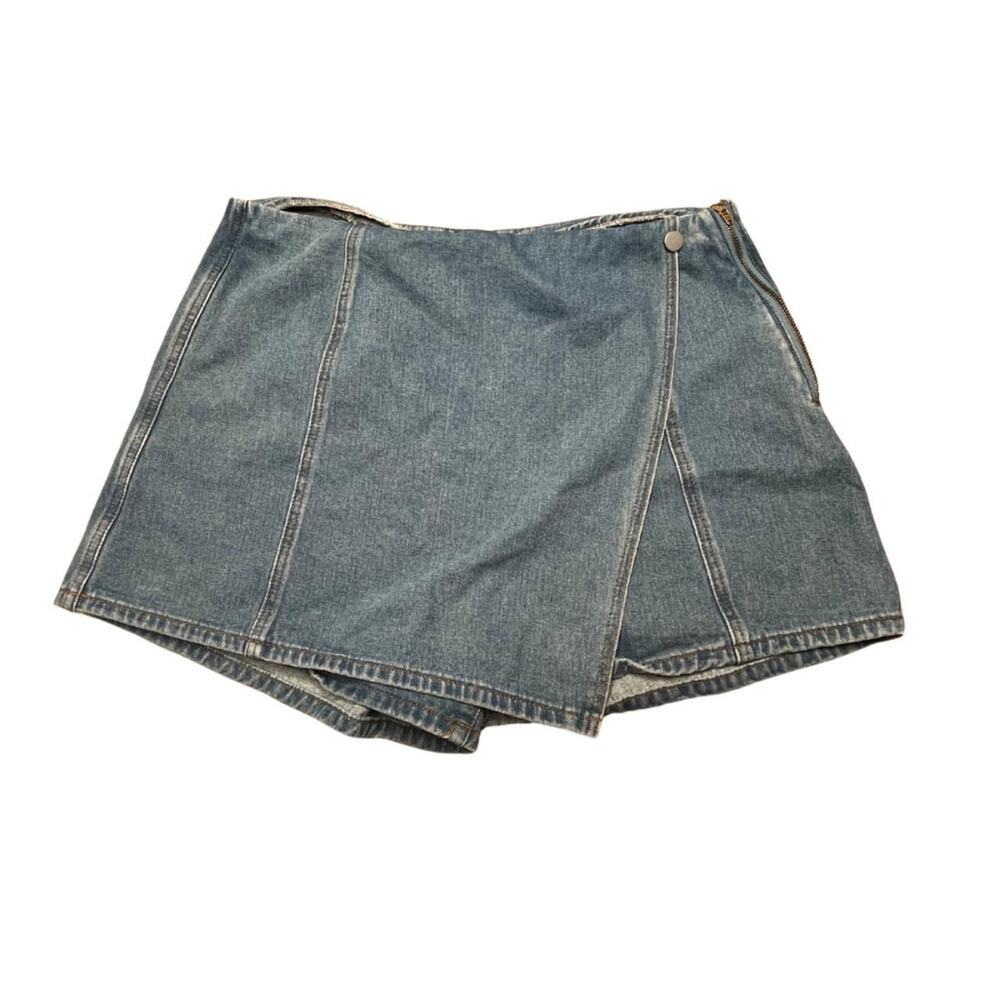 Denim skort with side zipper